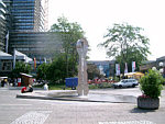 Brunnen vor dem Eingang des Salons